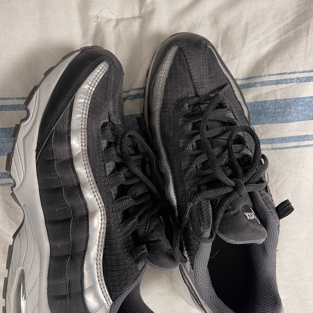 Tennis shoes